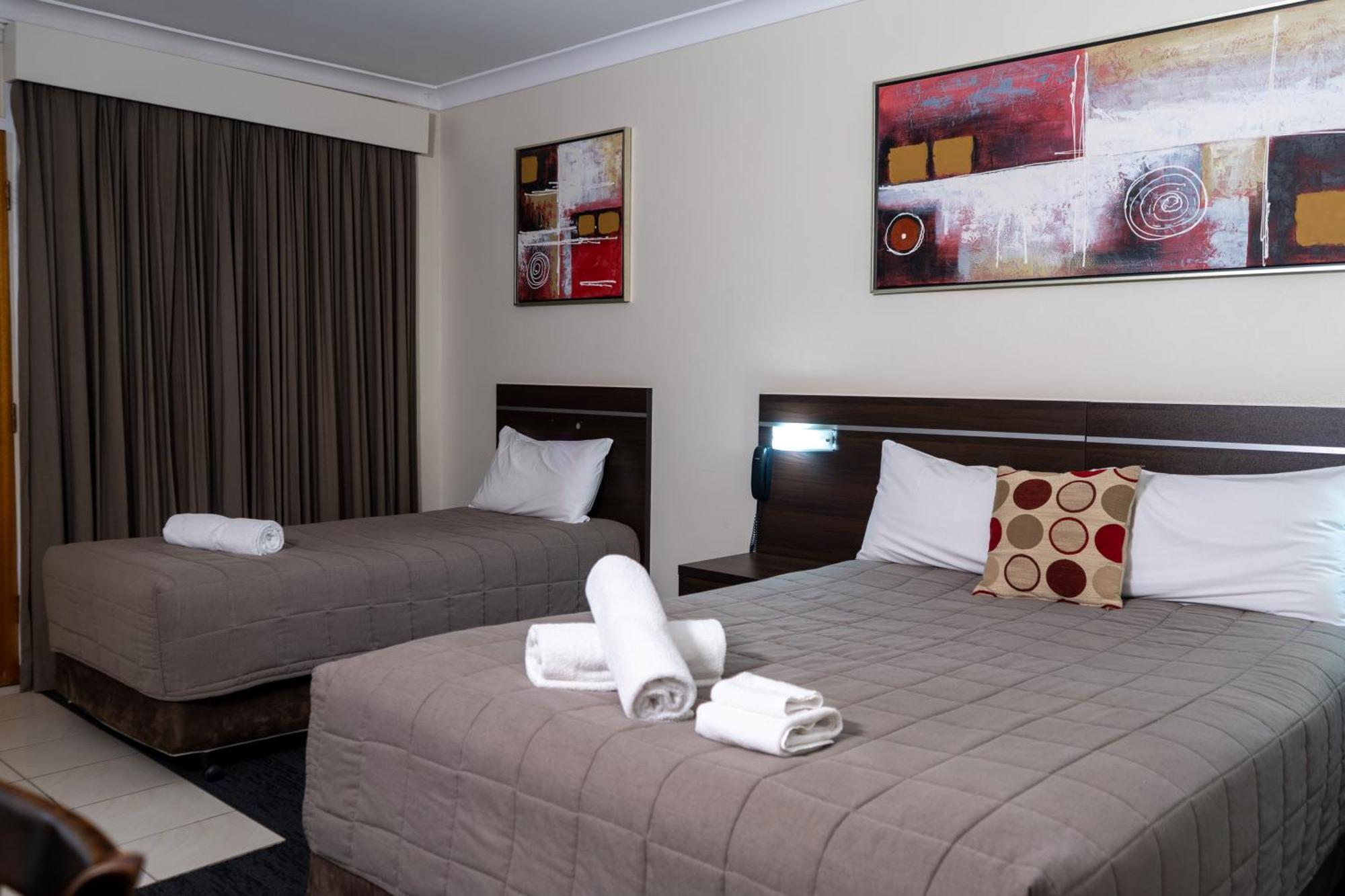 Golden West Motor Inn Даббо Экстерьер фото