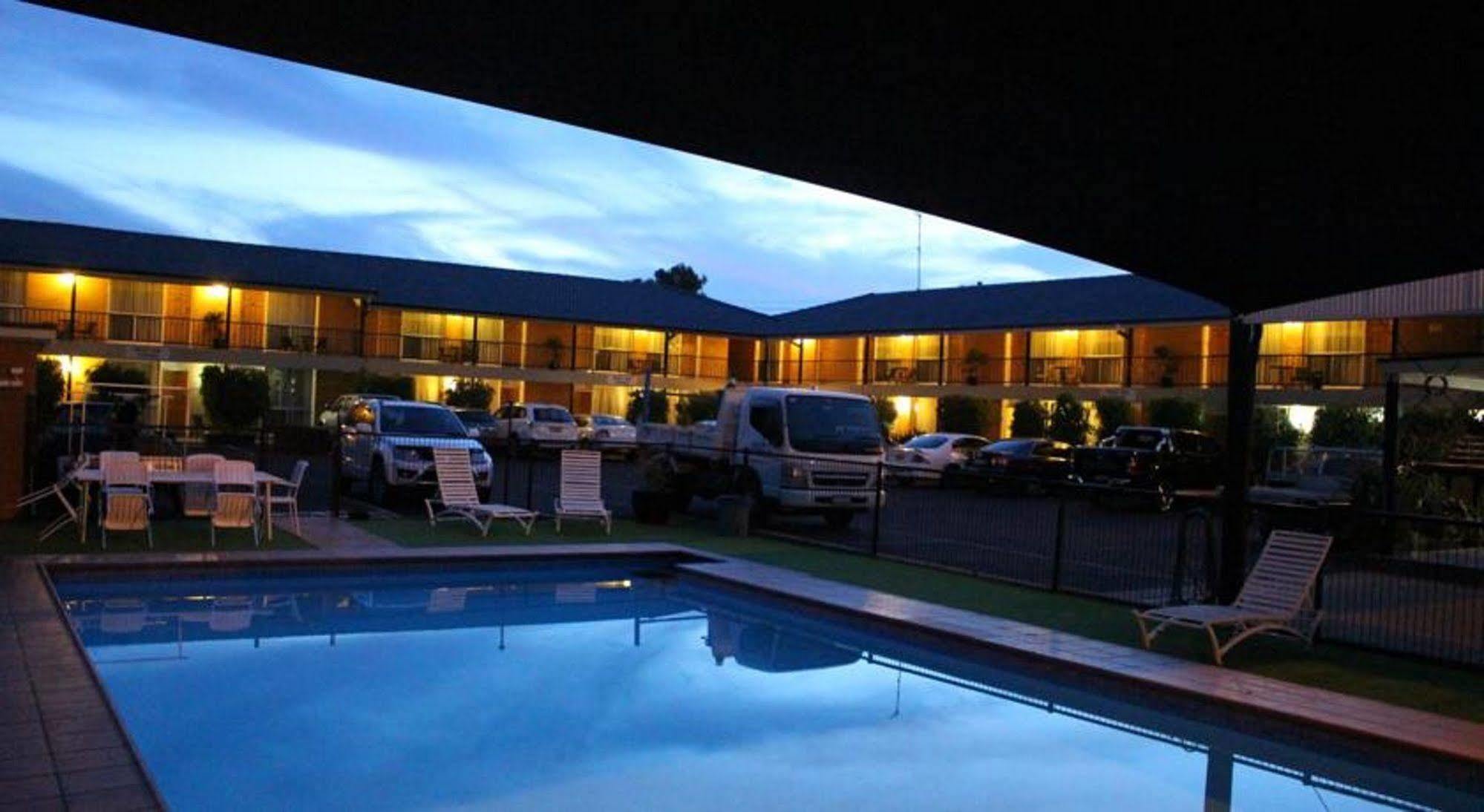 Golden West Motor Inn Даббо Экстерьер фото