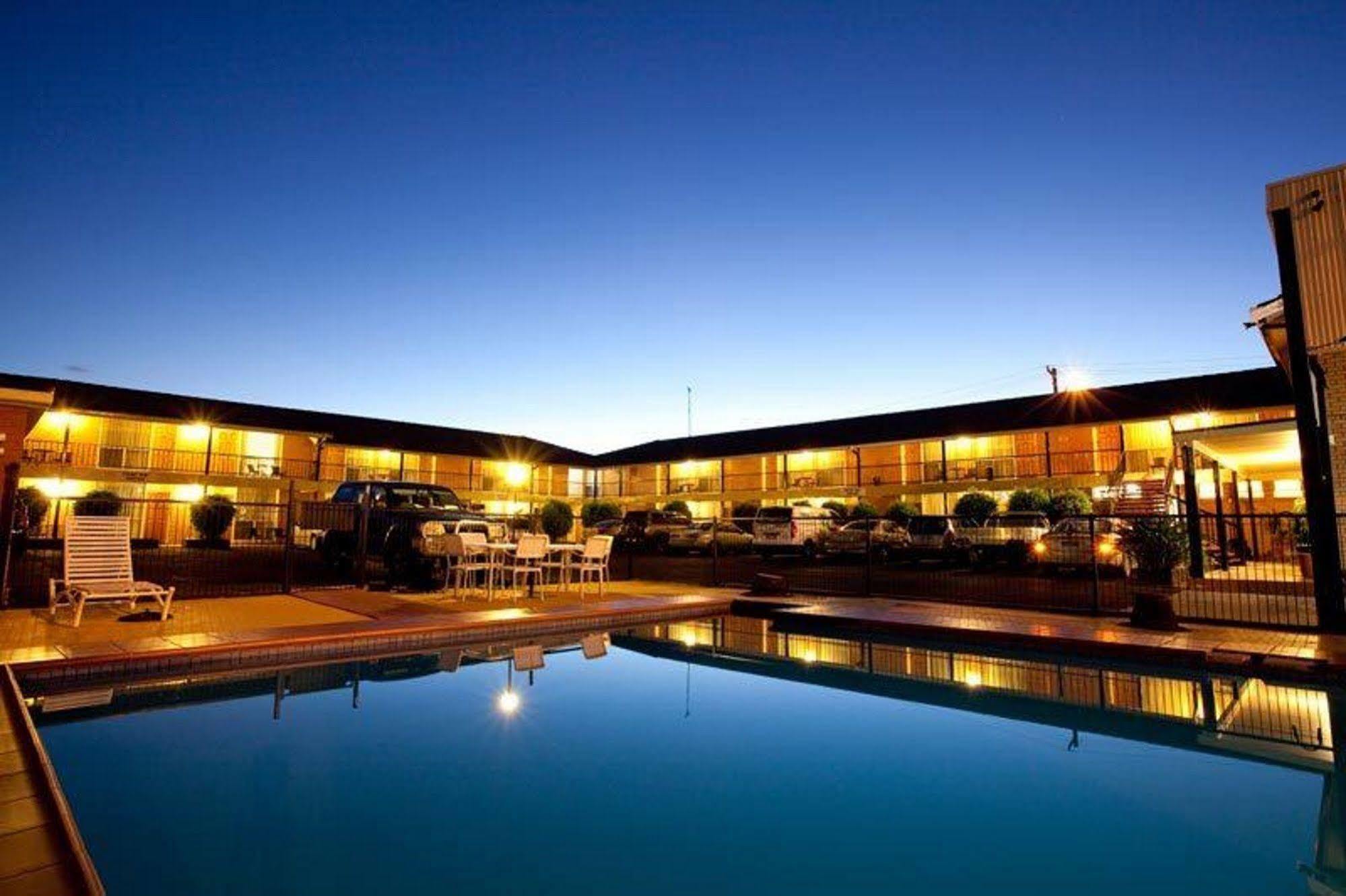 Golden West Motor Inn Даббо Экстерьер фото